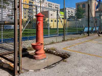 Vicino al campetto di calcio � infatti possibile dissetarsi da un�antica fontana in ferro: una tipica cape de fiirre con evidente fascio littorio, verniciata per� di un insolito colore rosso. �In passato era collocata proprio nel vico�, sottolinea Salvatore